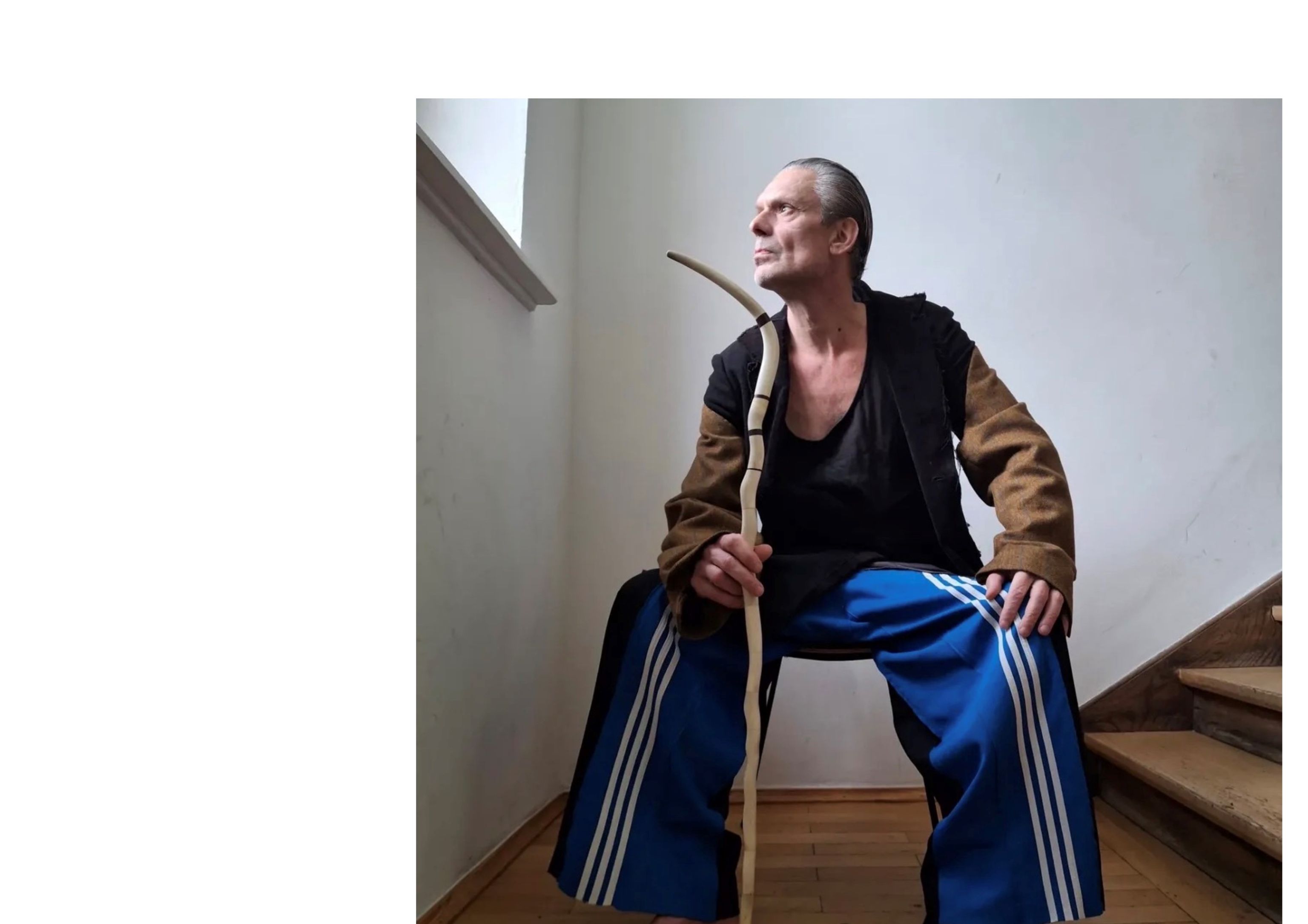 das trägt die wahre Avantgarde künstlerisches Outfit mit Stock von Bernhard Lehner