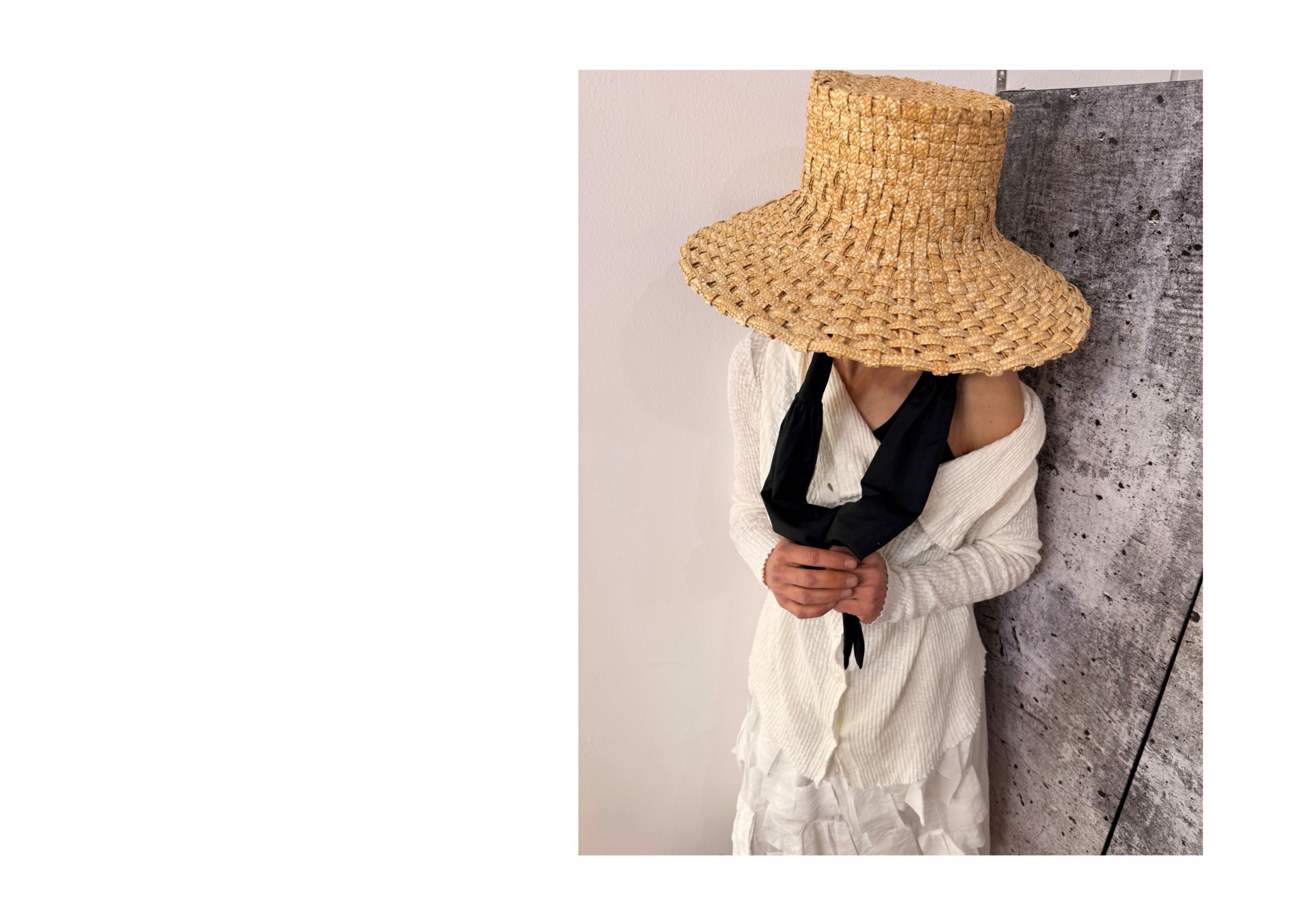 nonkonformistisches Sommeroutfit mit Hut Nonkonformista mit handgemachtem Hut